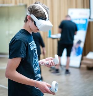 Schüler mit VR Brille beim erkunden virtueller Räume