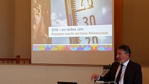 Jann Jakobs begrüßt die kleinen und großen Klimaschützer der KIS Energiesparschulen. Foto: Landeshauptstadt Potsdam/Markus Klier