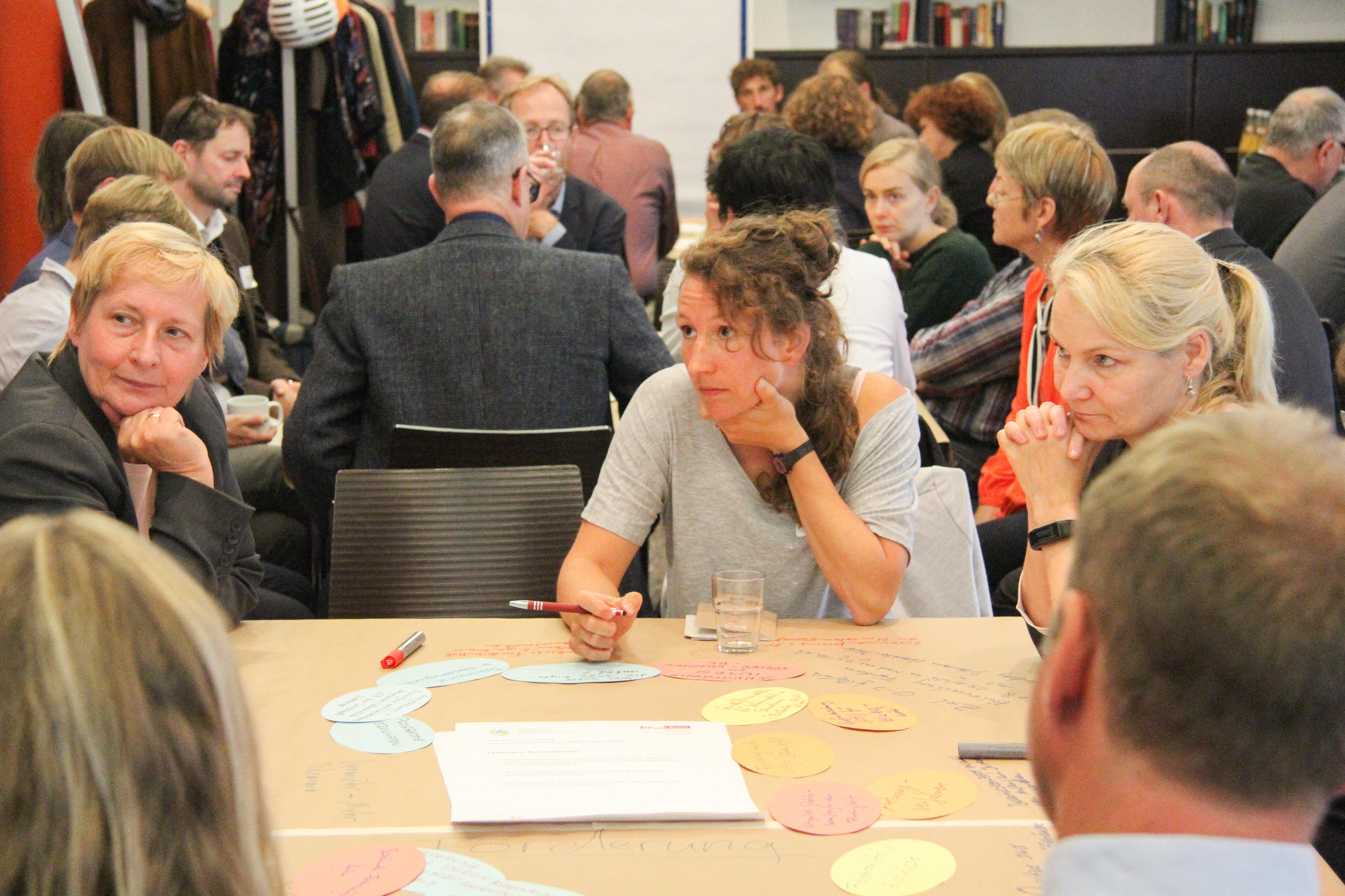 Angeregte Diskussionen beim World Café während der Auftaktveranstaltung Servicestelle energetische Quartiersentwicklung