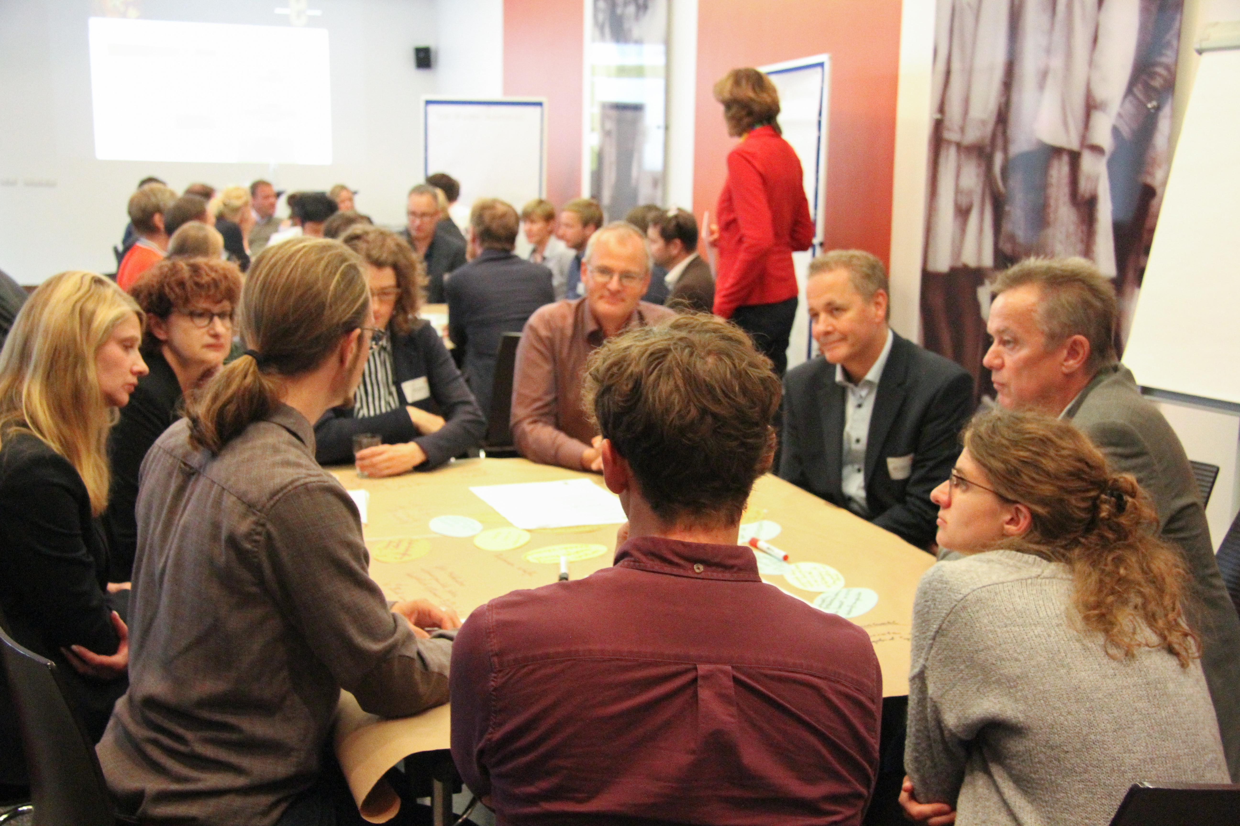 Angeregte Diskussionen beim World Café während der Auftaktveranstaltung Servicestelle energetische Quartiersentwicklung