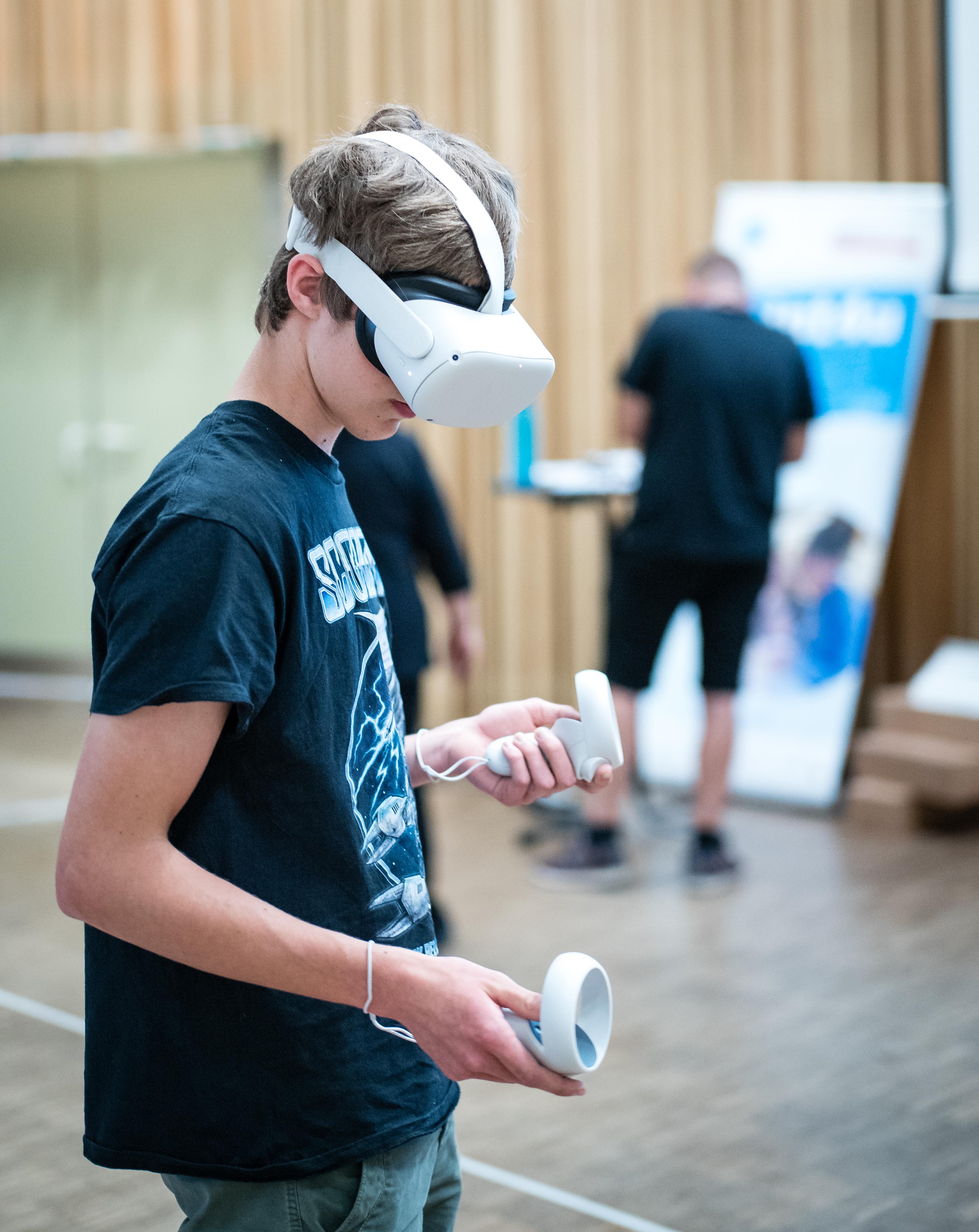 Schüler beim erkunden virtueller Räume mit VR Brille
